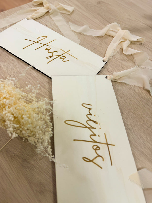 CARTELES MADERA SILLAS EVENTO