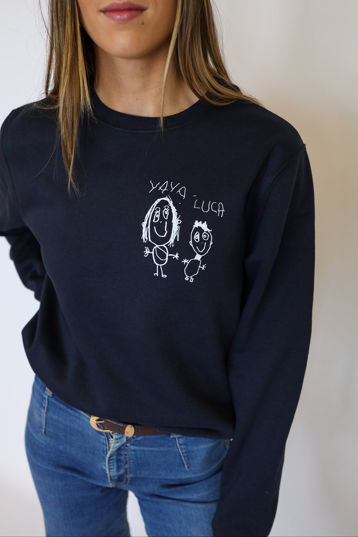 Detalle del dibujo infantil en la sudadera azul marino
