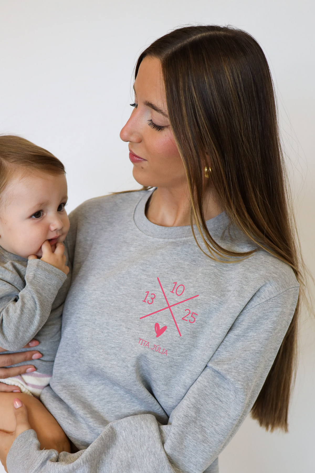 Sudadera Cruz Fecha gris con personalización rosa