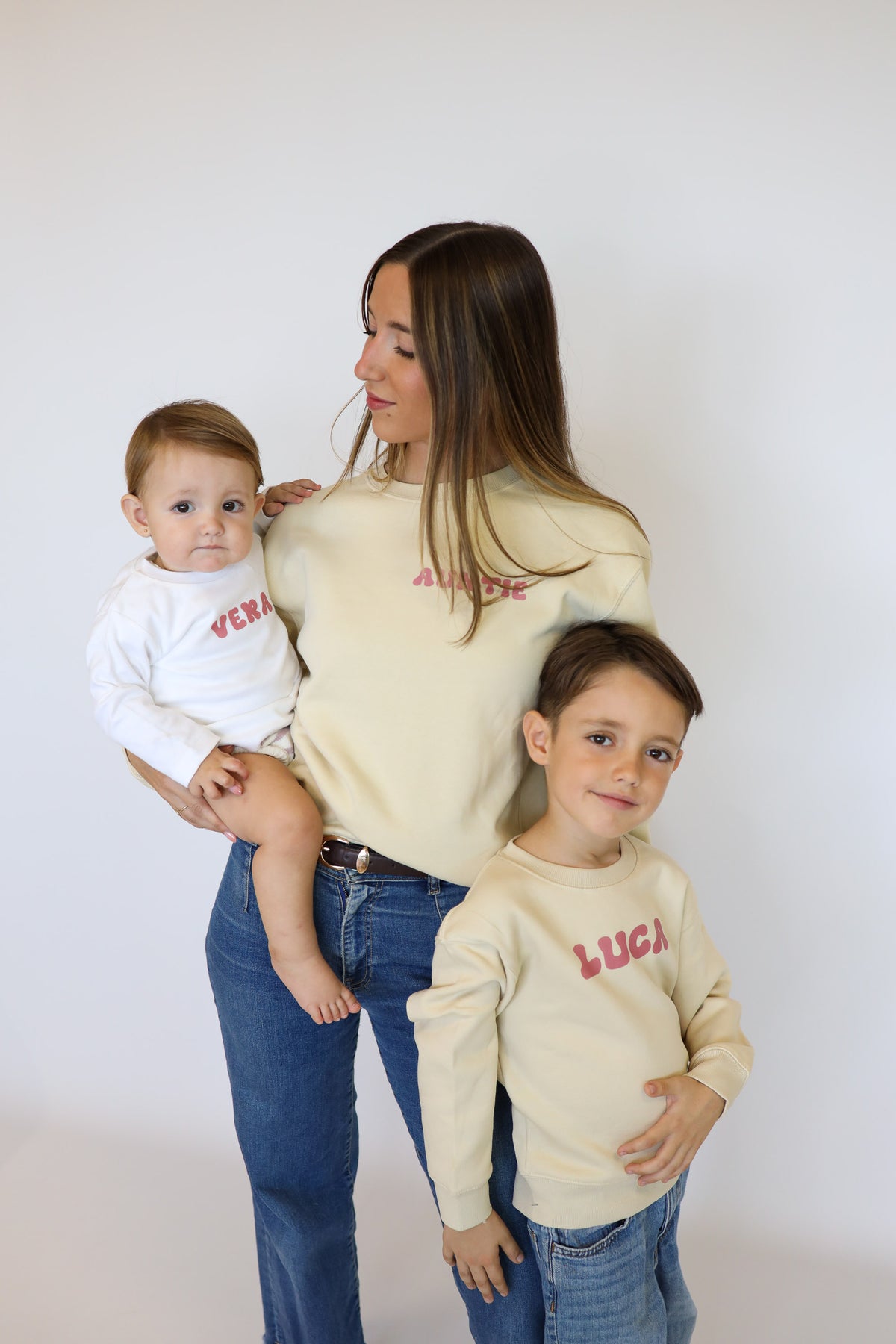 Conjunto familiar Surfer con sudaderas beige y camiseta de bebé