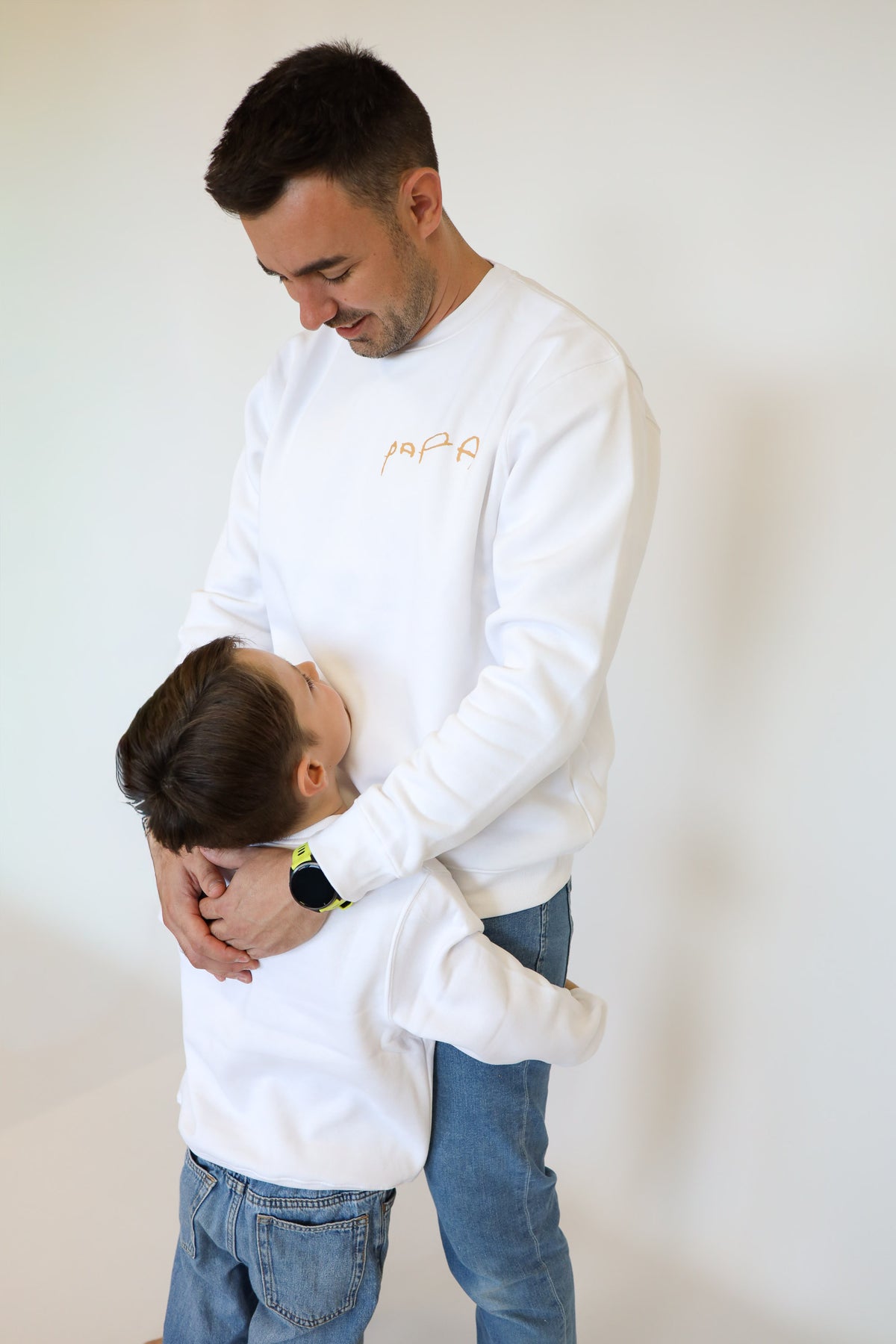Adulto y niño con prendas blancas personalizadas con dibujos