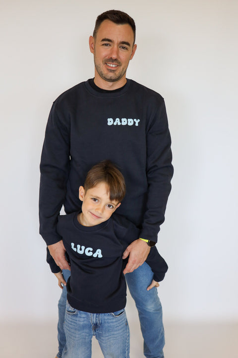 Sudaderas Surfer azul marino de adulto y niño con texto en el pecho