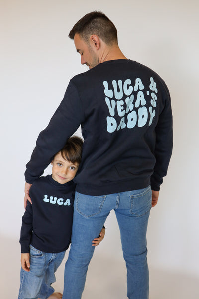Sudadera Surfer azul marino con texto grande en la espalda y prenda infantil a juego