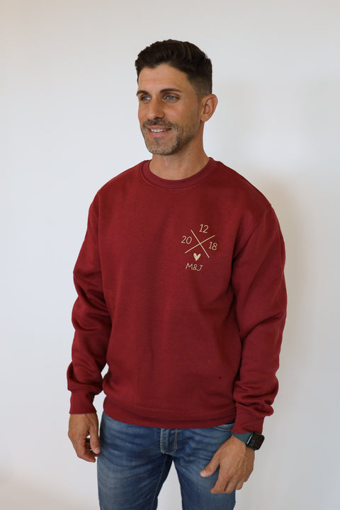 Vista frontal de la sudadera Cruz Fecha granate personalizada