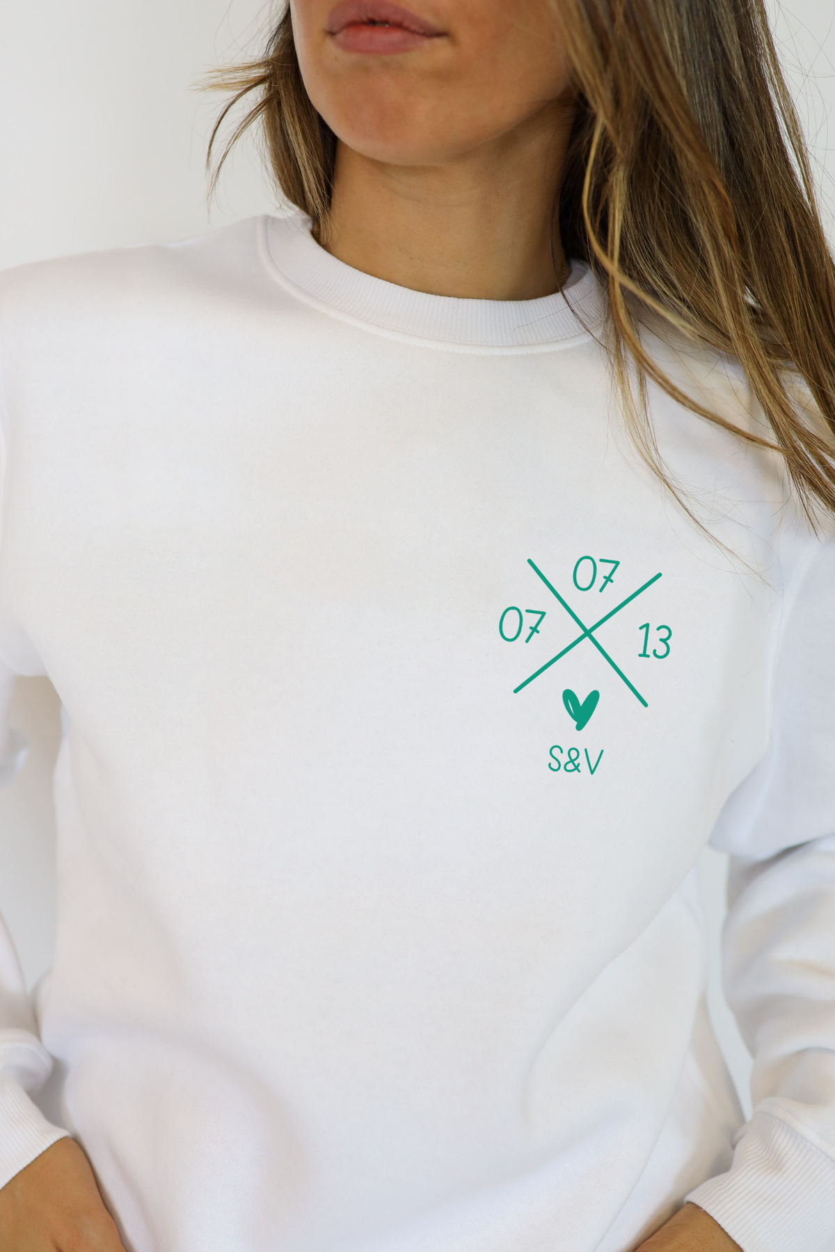 Sudadera Cruz Fecha blanca con fecha e iniciales verdes