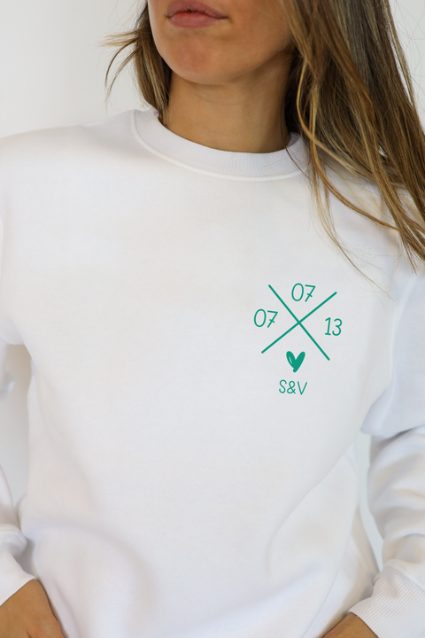 Sudadera Cruz Fecha blanca con fecha e iniciales verdes