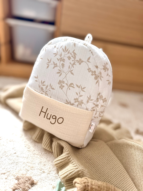 Mochila de hojitas con nombre bordado