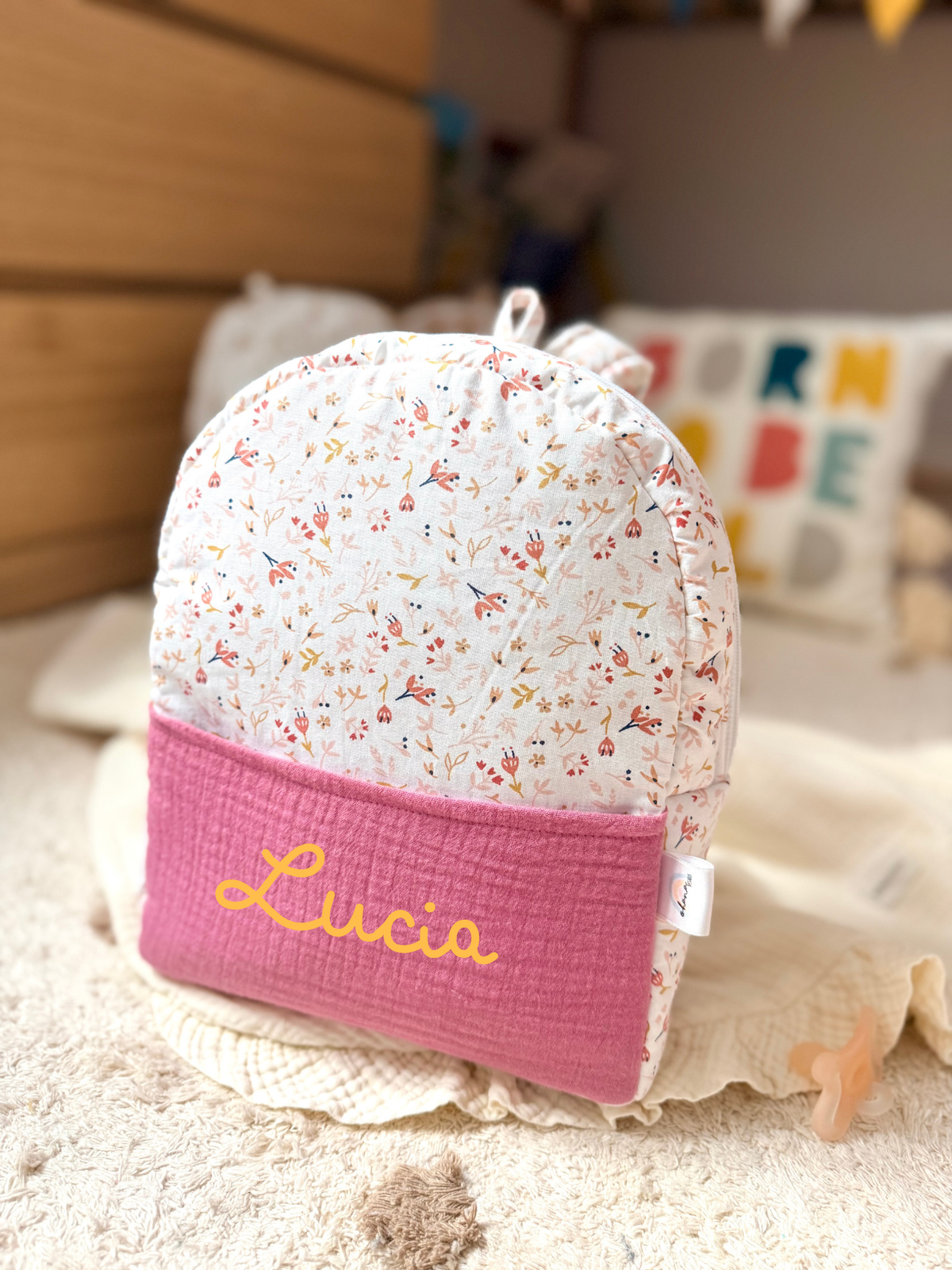 Mochila de florecitas con nombre bordado amarillo