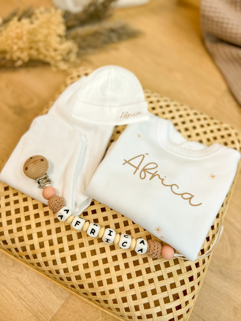 Primera puesta blanca con nombre bordado, conjunto doblado
