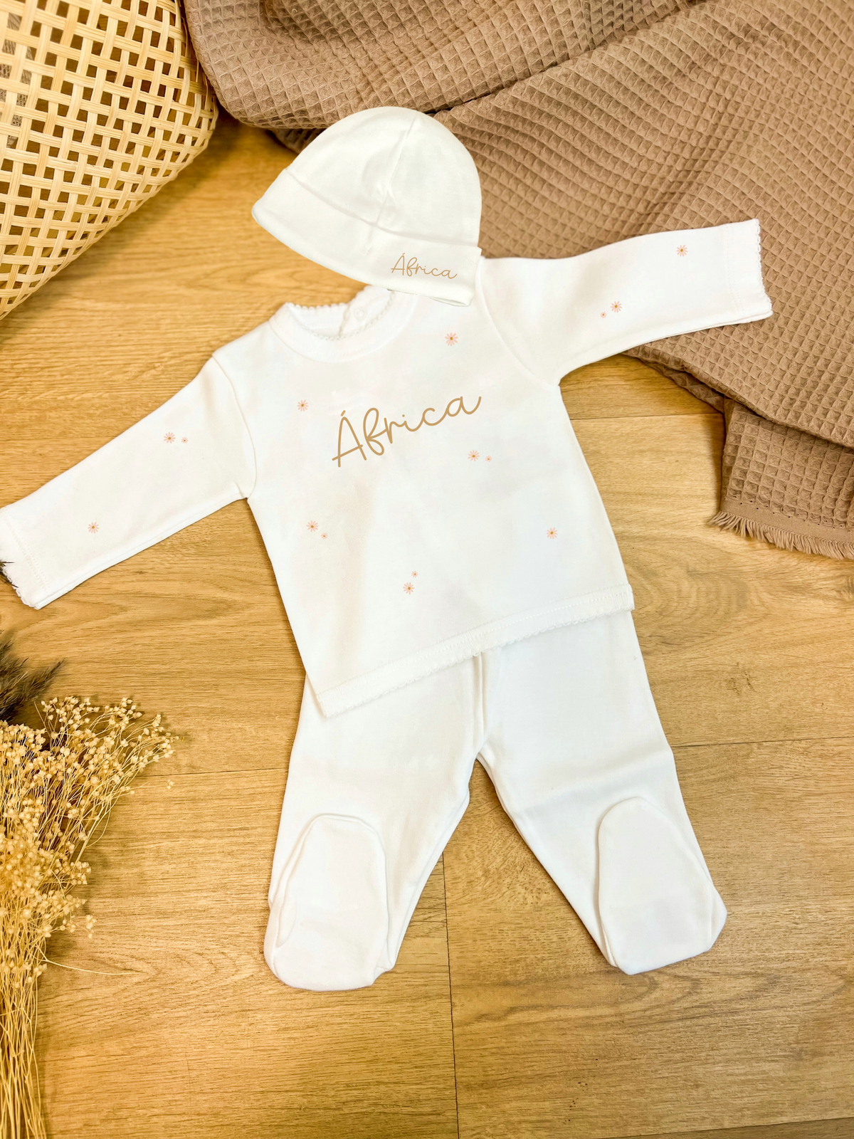 Primera puesta blanca con nombre bordado, conjunto extendido con gorrito