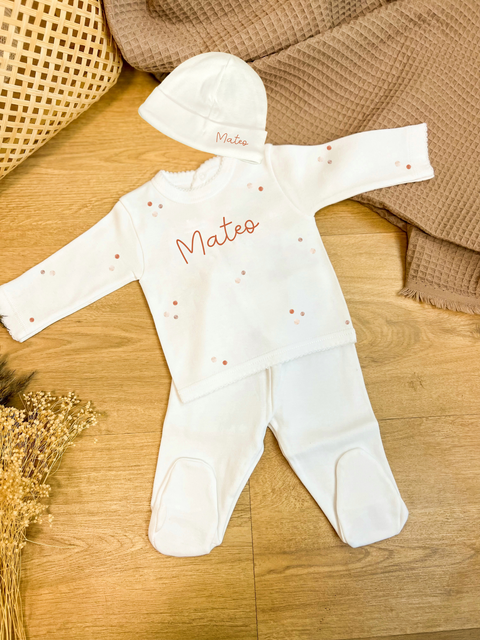 Primera puesta blanca con nombre bordado, conjunto extendido con gorrito