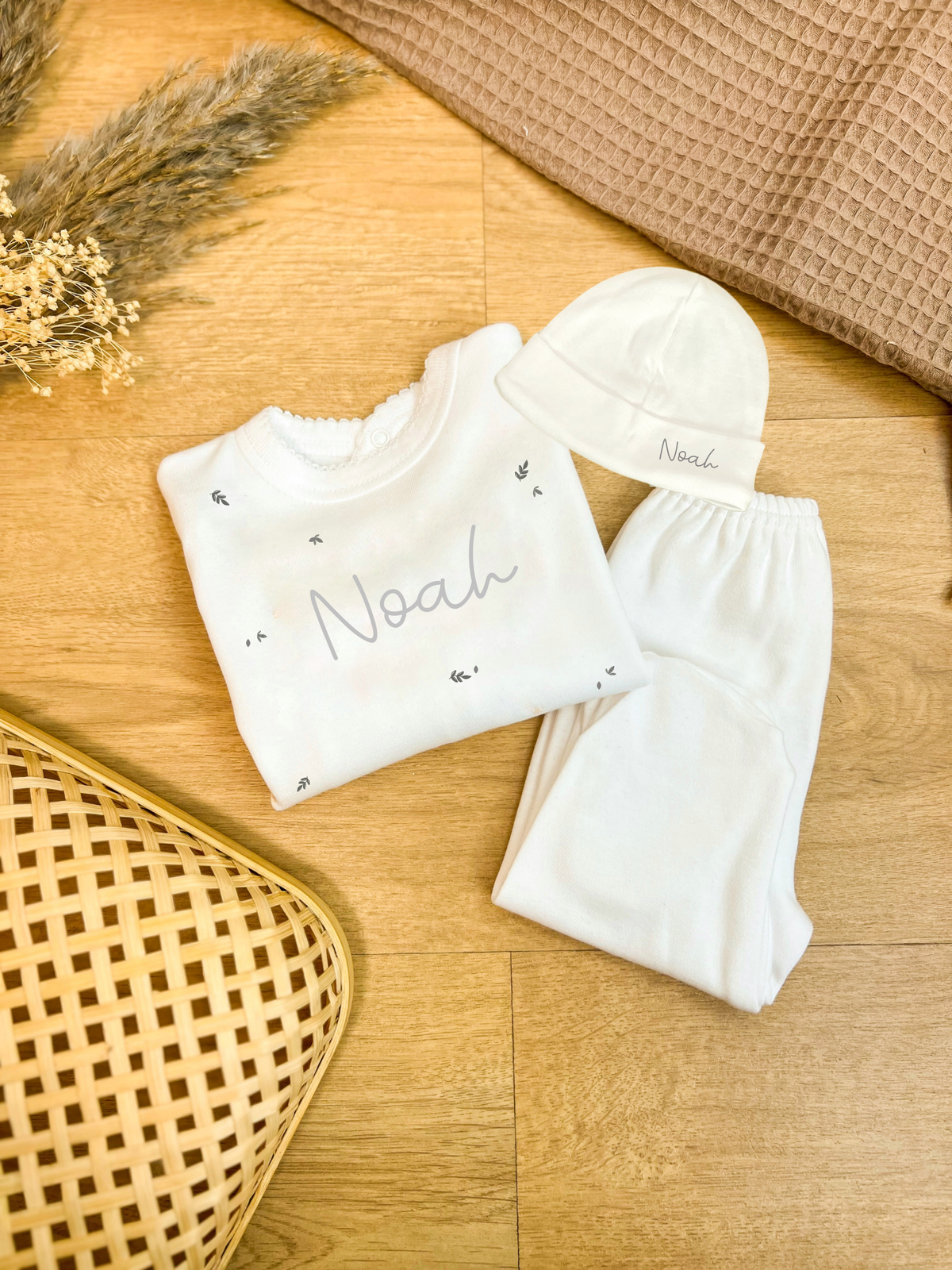 Primera puesta blanca con nombre bordado, conjunto doblado