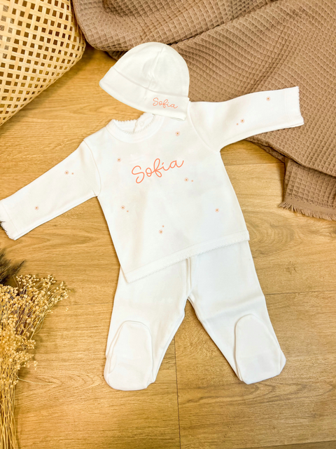 Primera puesta blanca con nombre bordado, conjunto extendido con gorrito