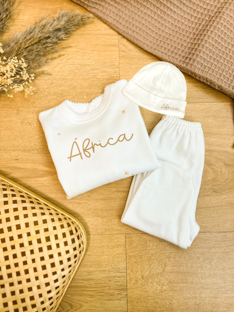 Primera puesta blanca con nombre bordado, conjunto doblado
