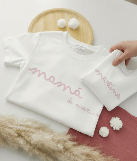 Camisetas blancas Family con nombres bordados en rosa