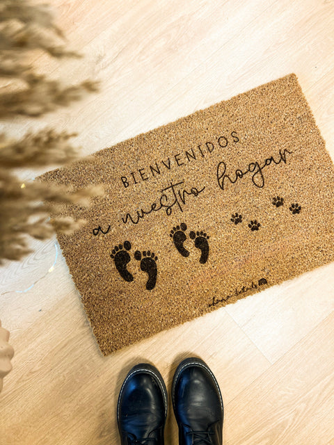 Felpudo personalizado de bienvenida con nombres y huellas