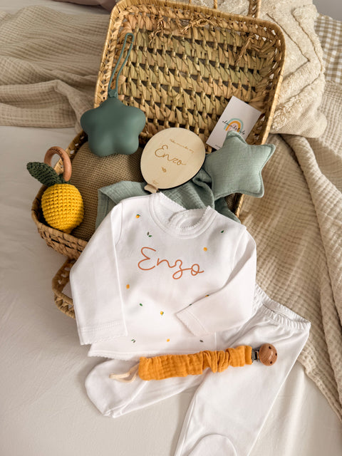 Contenido del pack bebé limón con ropa personalizada y complementos