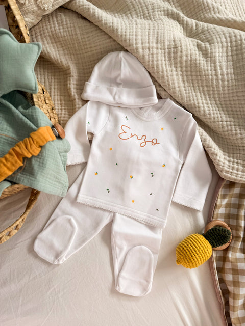 Primera puesta blanca con nombre bordado, conjunto extendido con gorrito