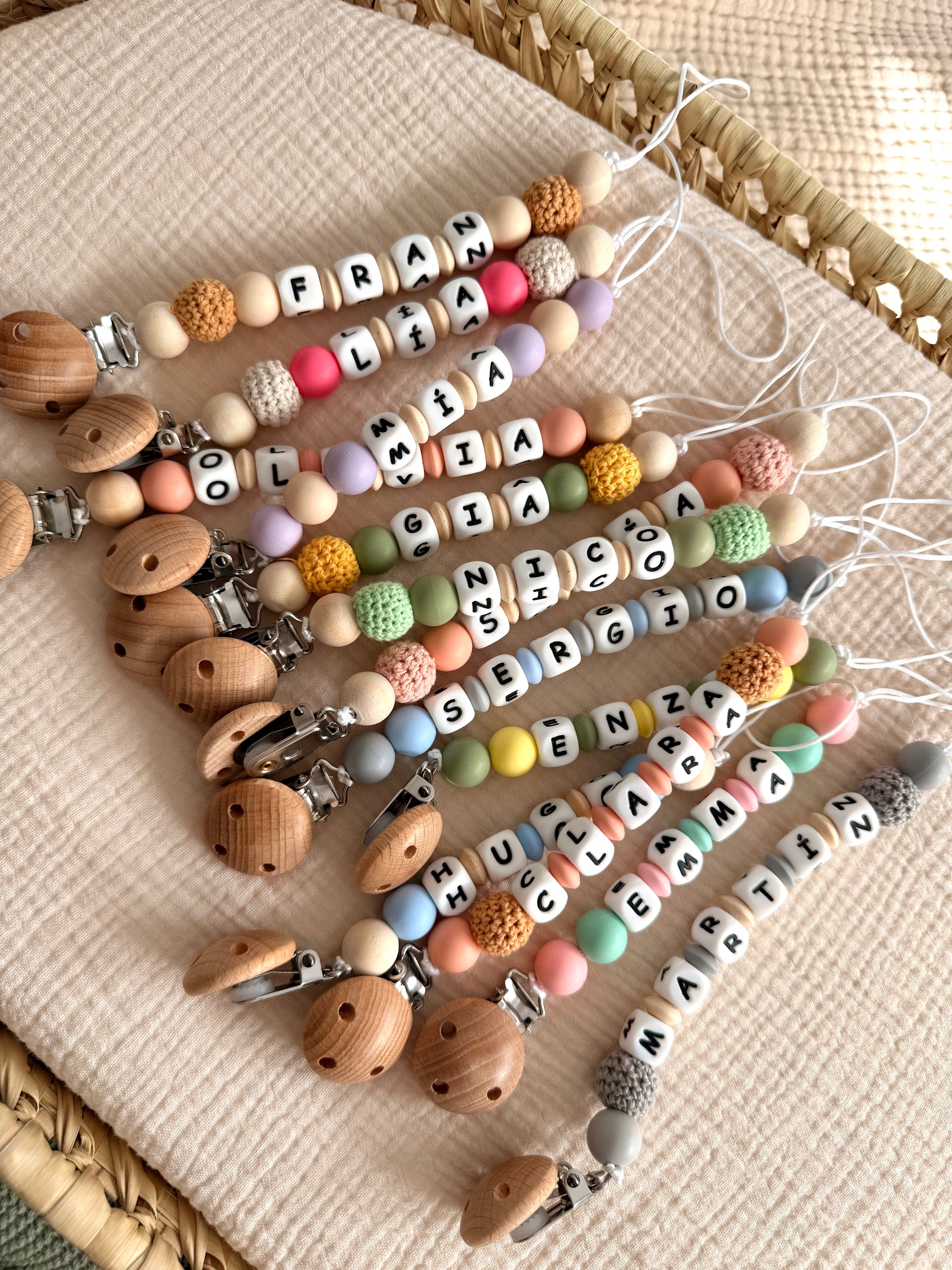 Chupeteros personalizados con nombres, cuentas de colores y pinza de madera