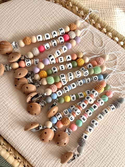 Chupeteros personalizados con nombres, cuentas de colores y pinza de madera