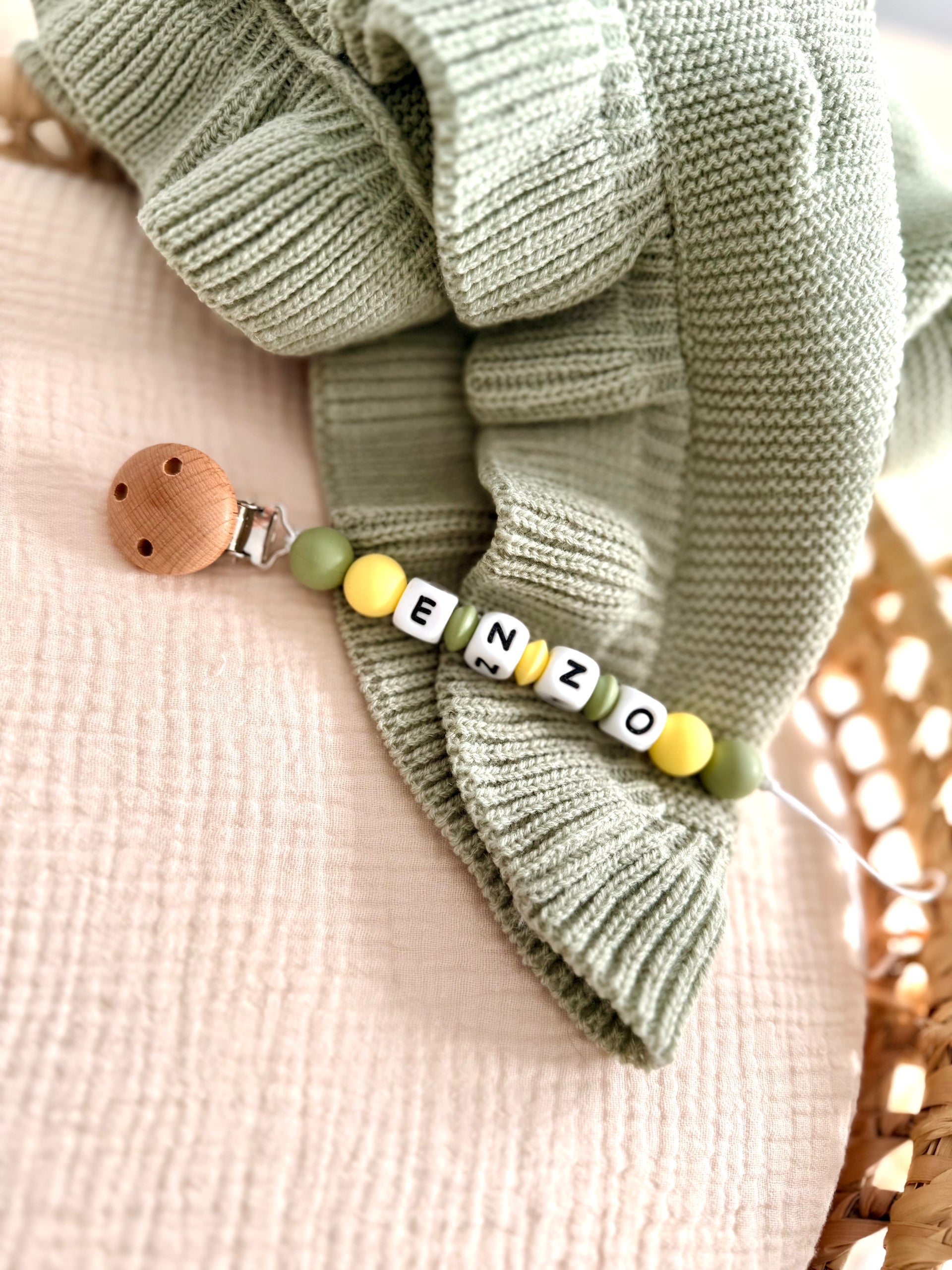 Chupetero con nombre personalizado y cuentas amarillas y blancas