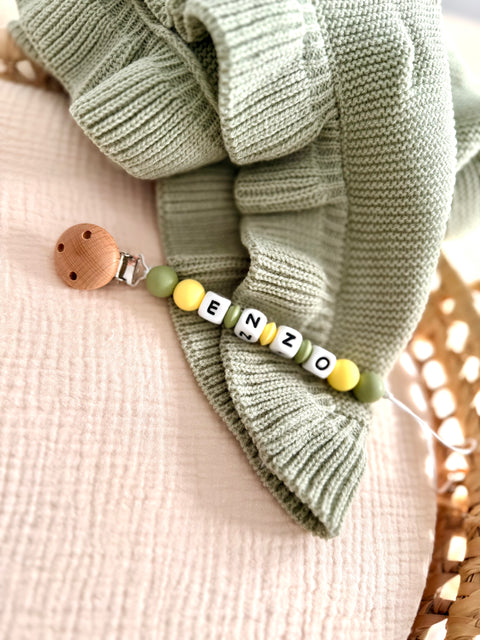 Chupetero con nombre personalizado y cuentas amarillas y blancas