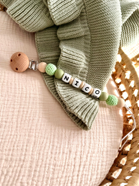 Chupetero con nombre personalizado y cuentas verdes y blancas