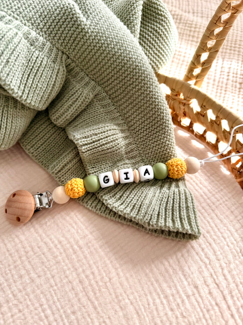 Chupetero con nombre personalizado y cuentas amarillas y blancas