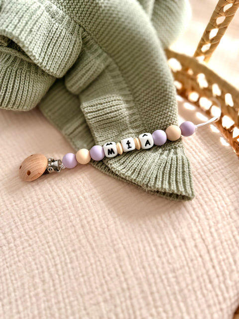 Chupetero con nombre personalizado y cuentas lilas y blancas