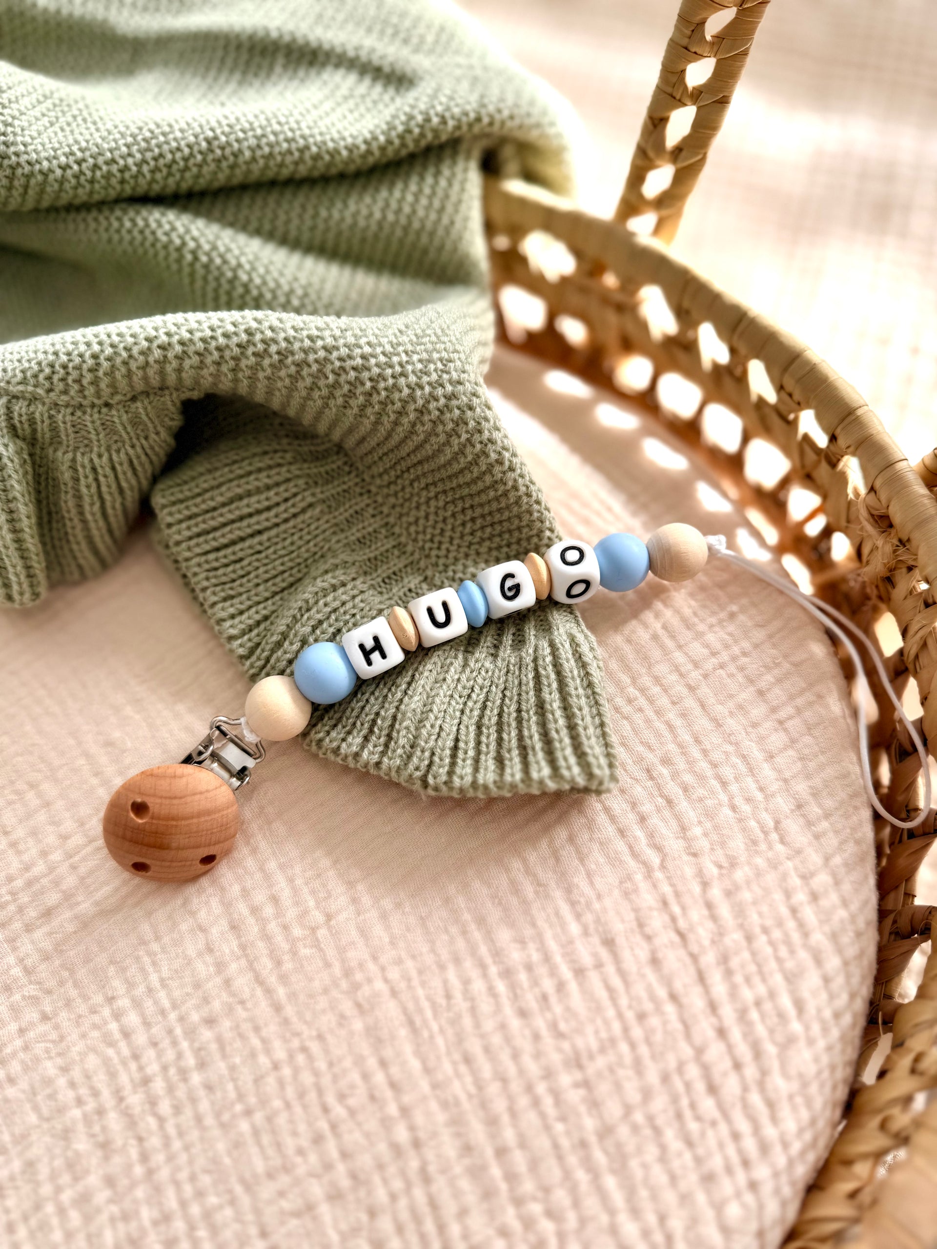 Chupetero con nombre personalizado y cuentas azules y blancas