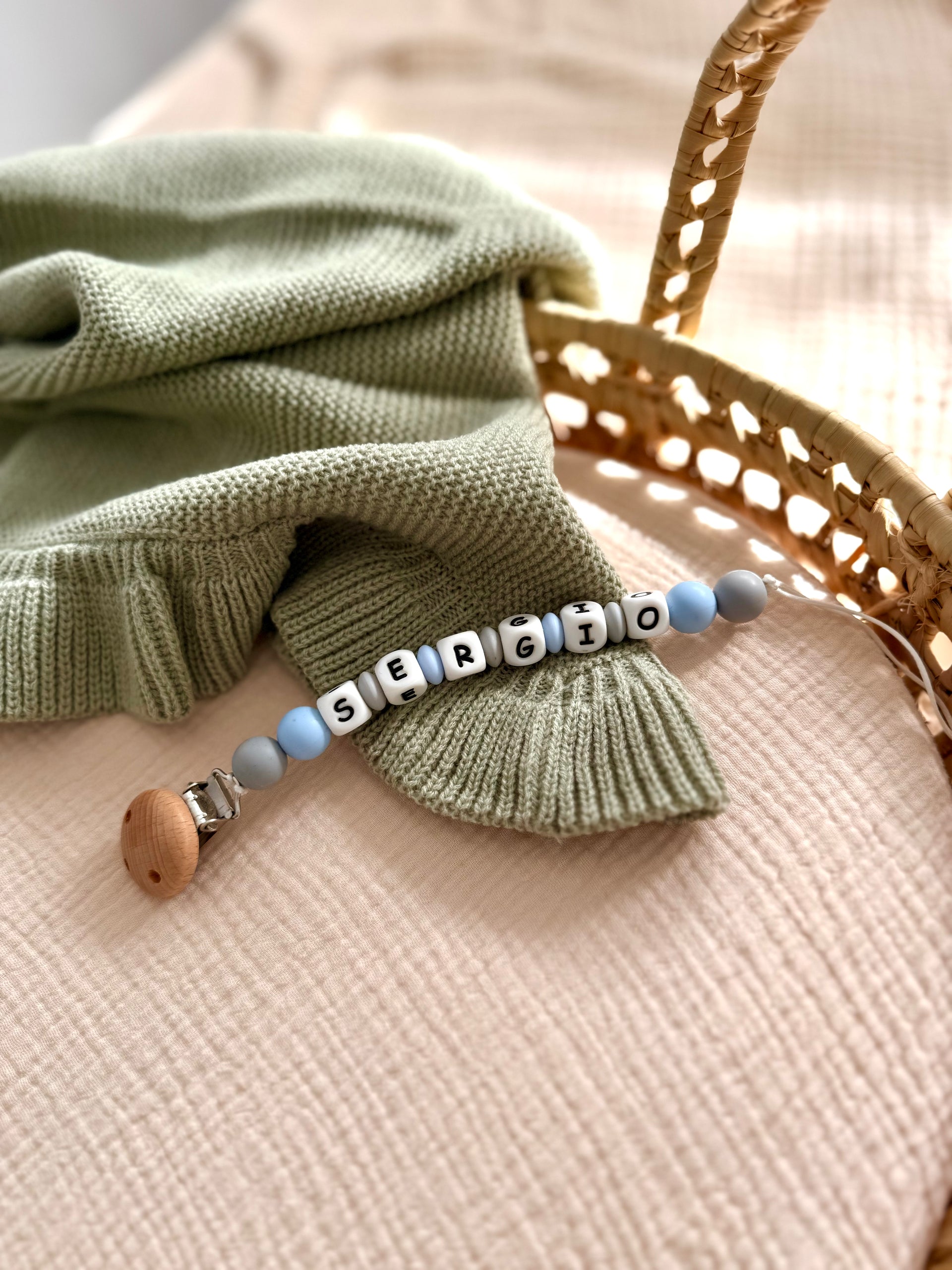 Chupetero con nombre personalizado y cuentas marrones y blancas