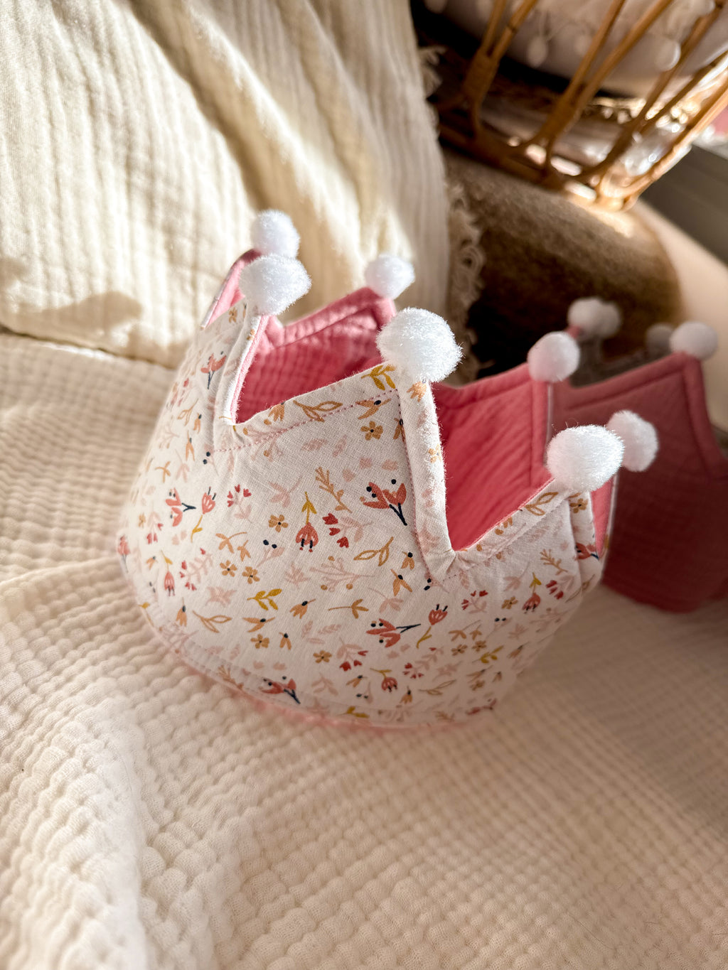 CORONA CUMPLEAÑOS FLORES ROSA