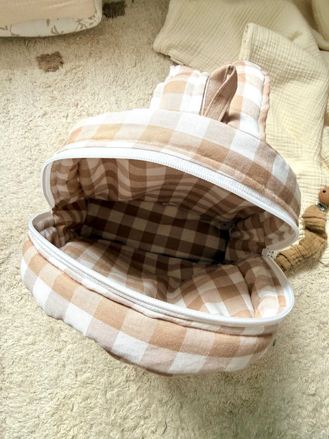 Interior abierto de la mochila vichy beige