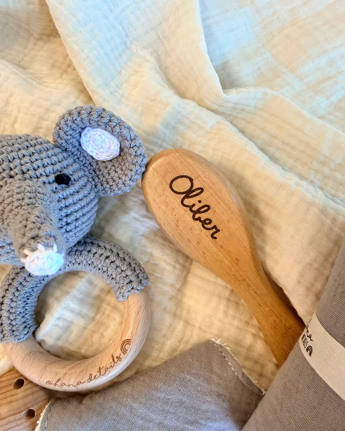 Detalle del sonajero elefante y cepillo de madera del pack New Born