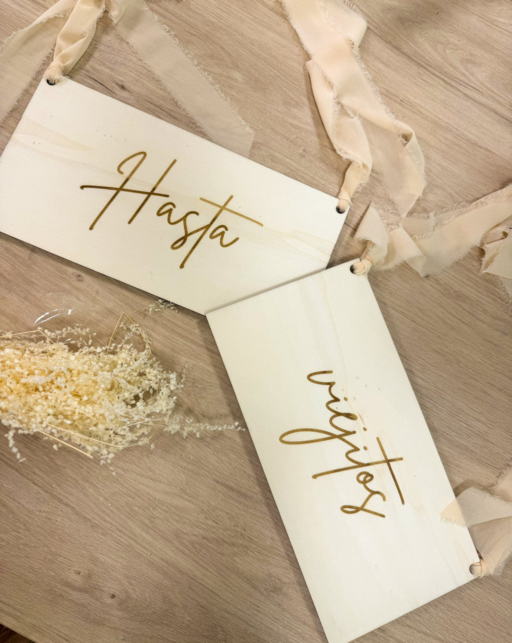 CARTELES MADERA SILLAS EVENTO