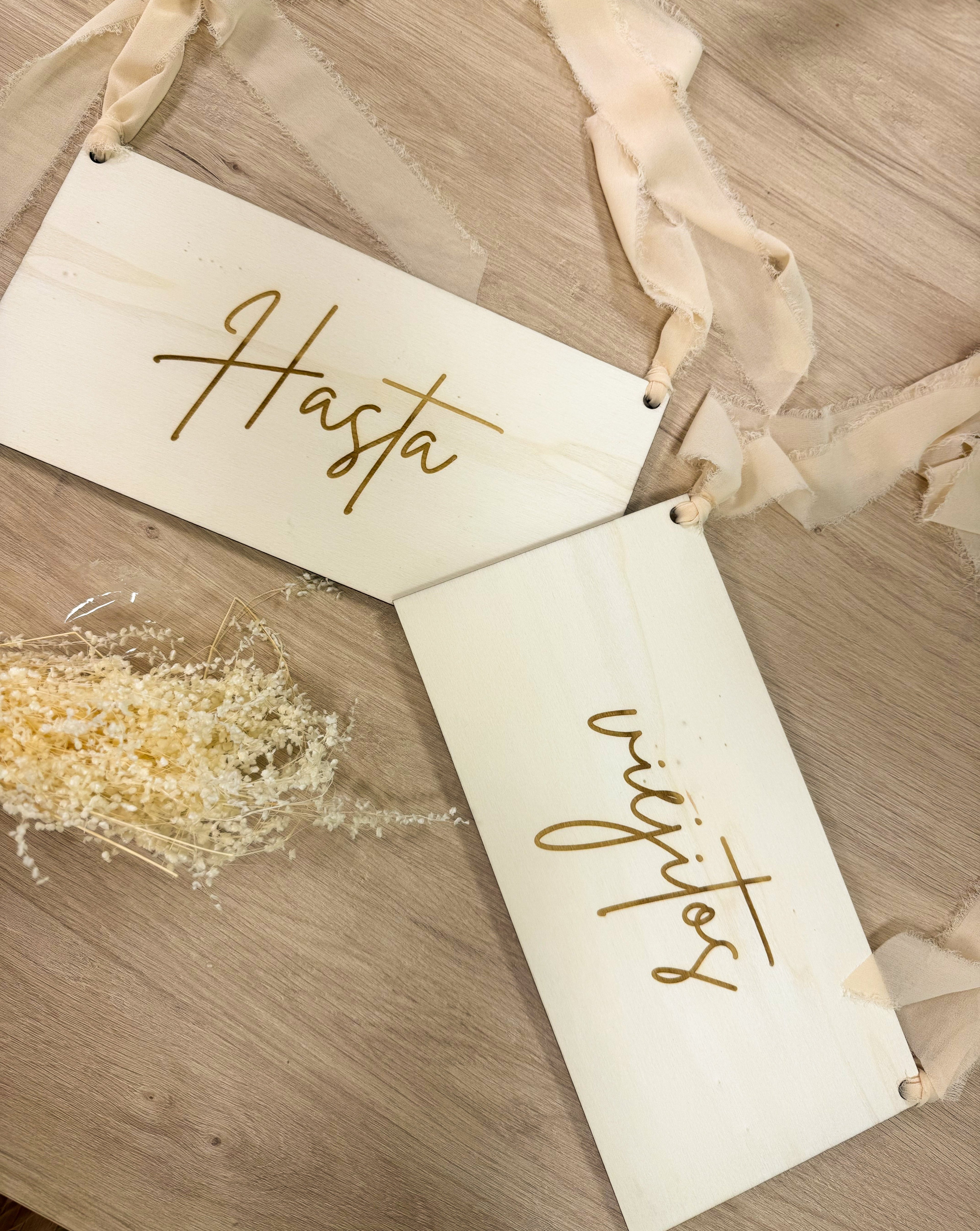 CARTELES MADERA SILLAS EVENTO