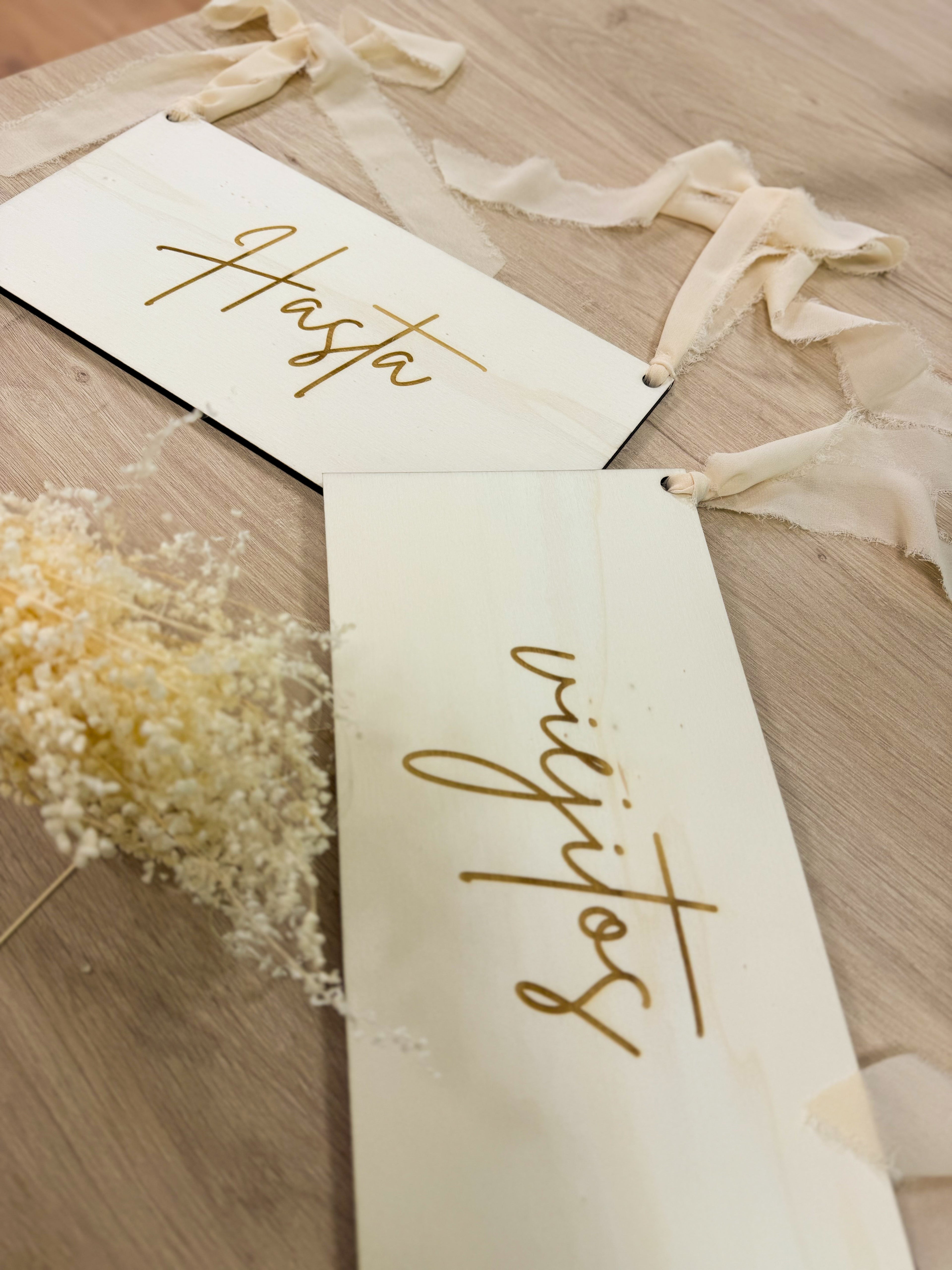 CARTELES MADERA SILLAS EVENTO