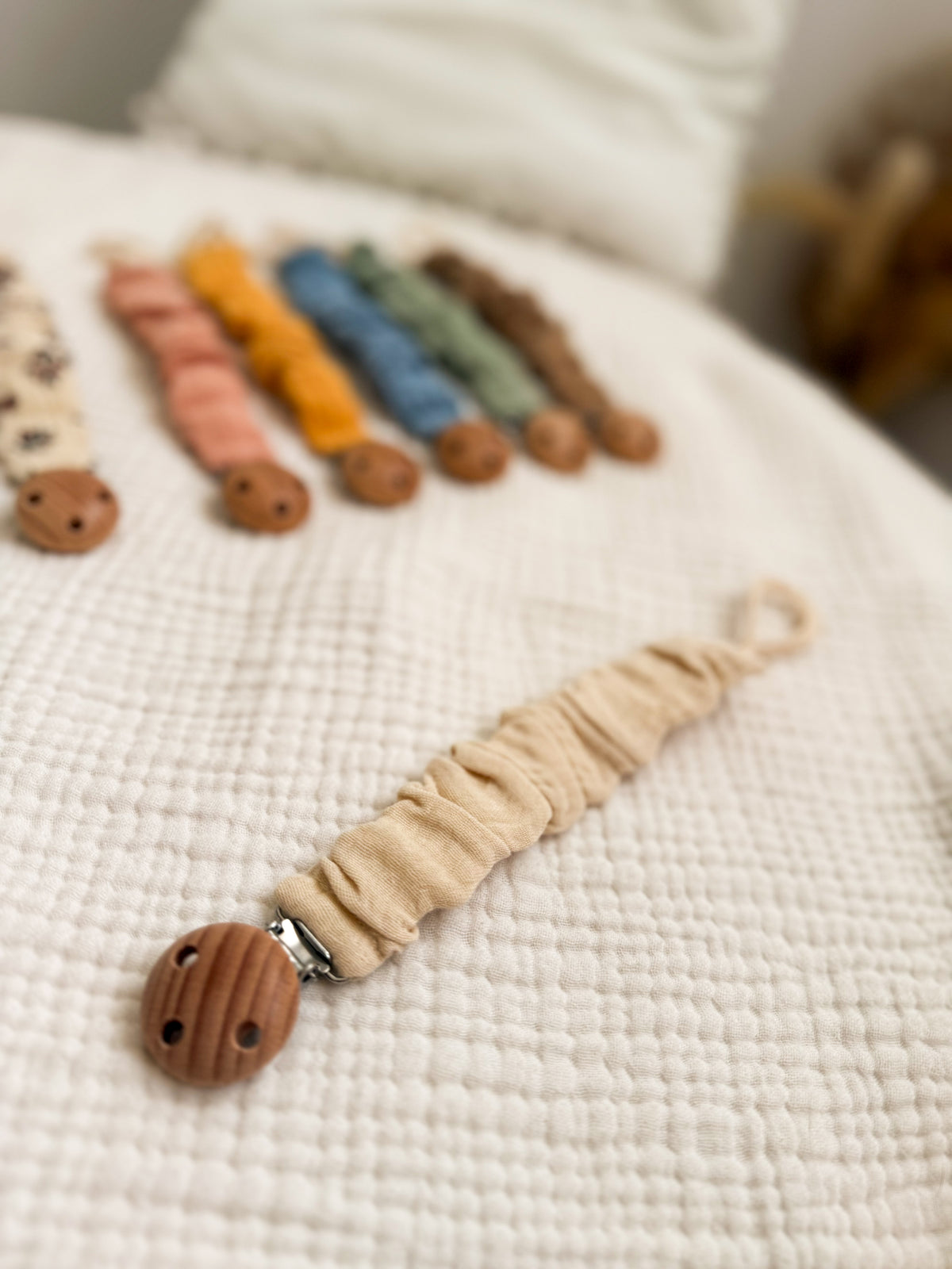 Chupetero de tela beige con pinza de madera