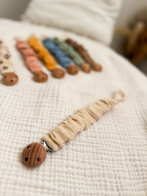 Chupetero de tela beige con pinza de madera