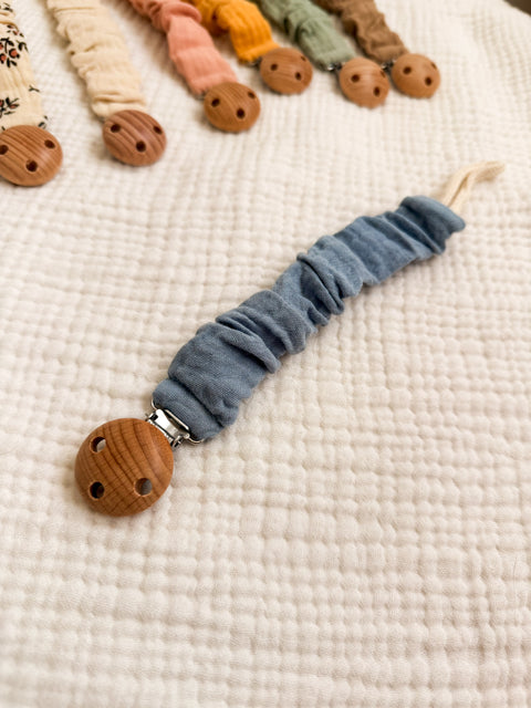 Chupetero de tela azul con pinza de madera