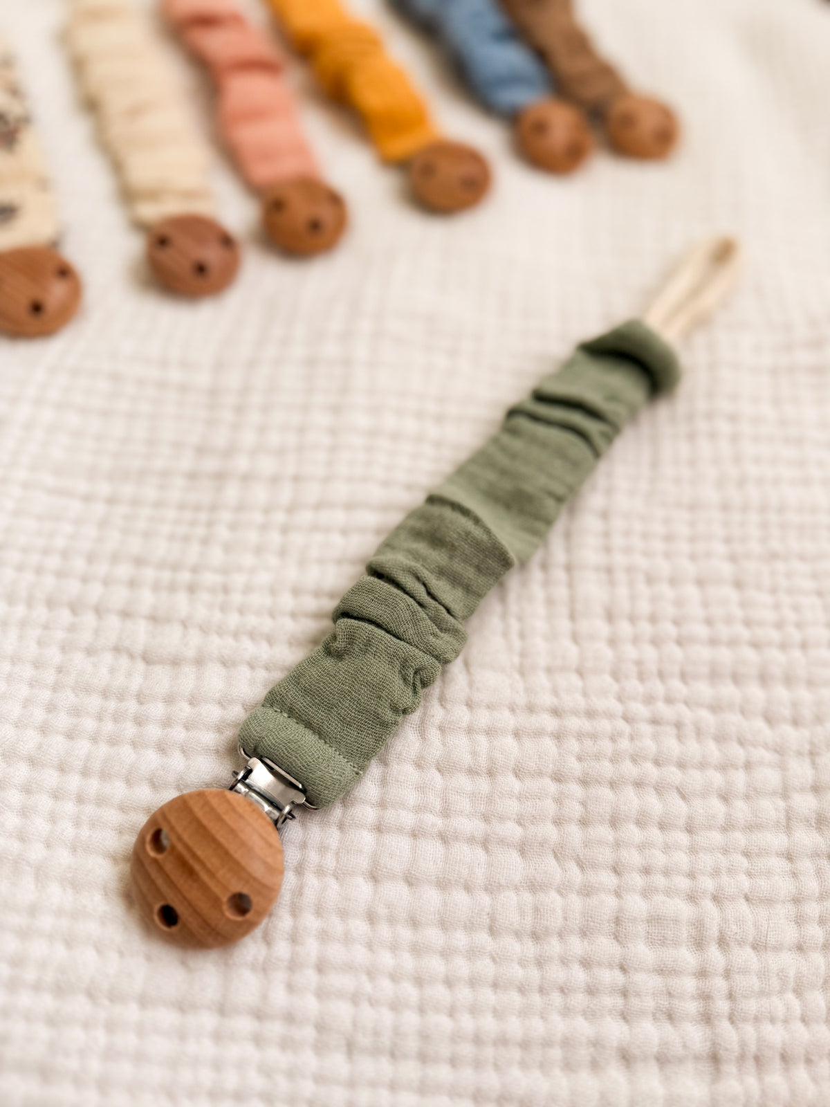 Chupetero de tela verde con pinza de madera