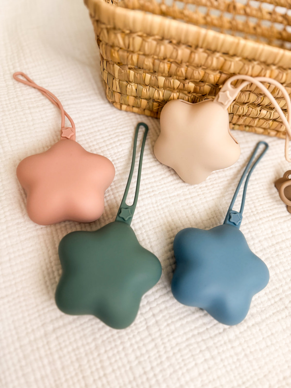 Portachupetes con forma de estrella en varios colores
