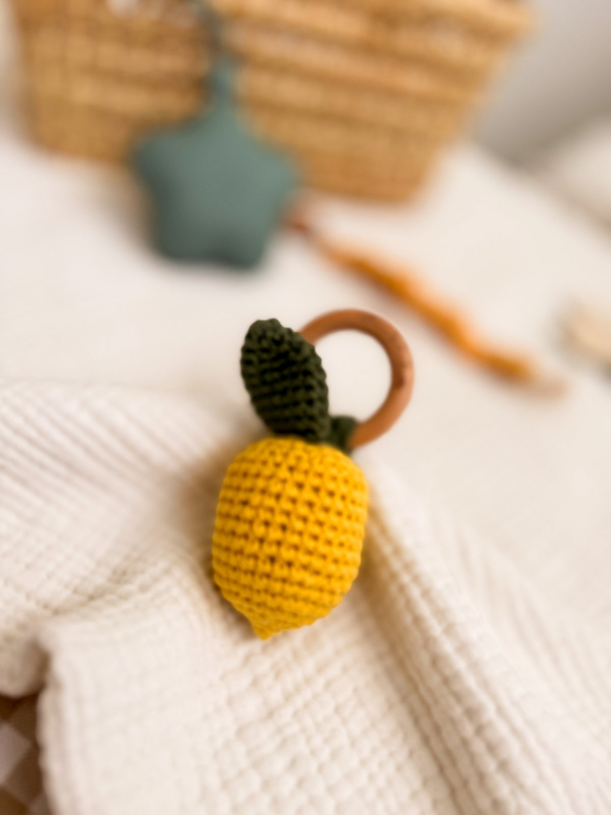 Detalle del sonajero de crochet con forma de limón