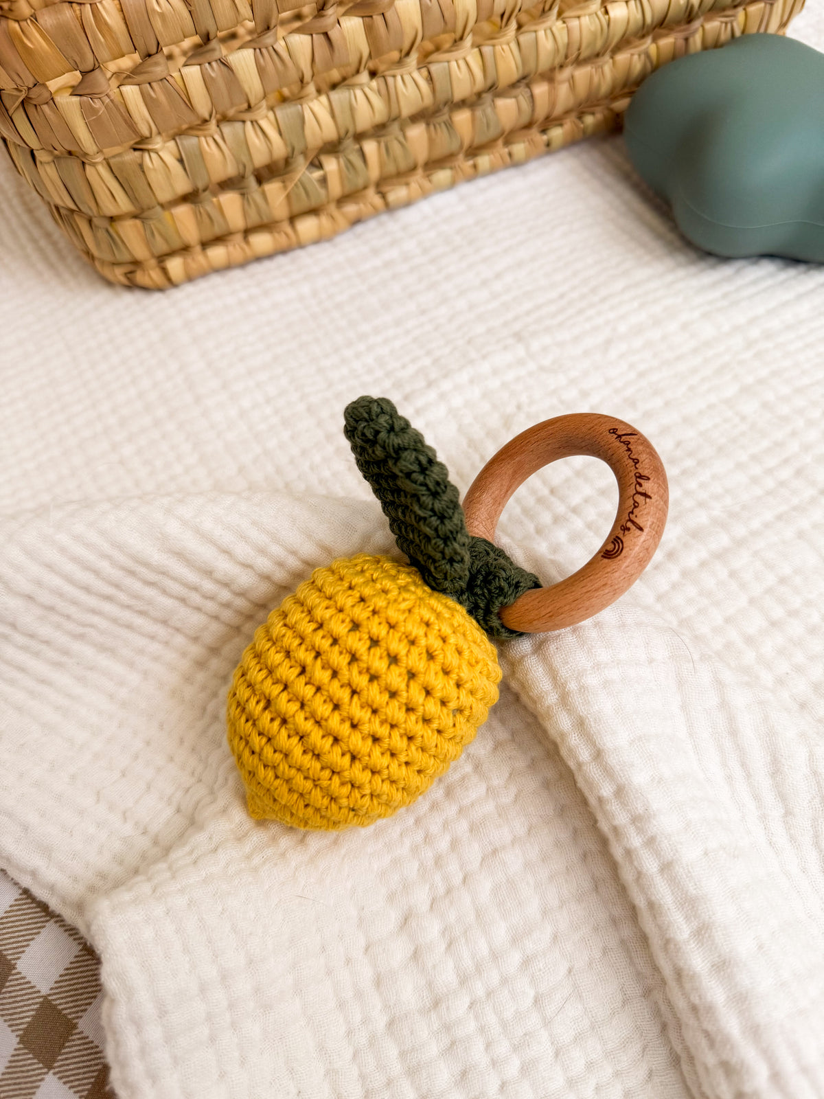 Sonajero de crochet con forma de limón y aro de madera