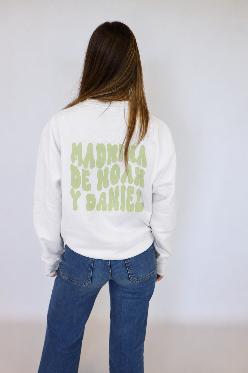 Sudadera Surfer blanca con texto verde en la espalda
