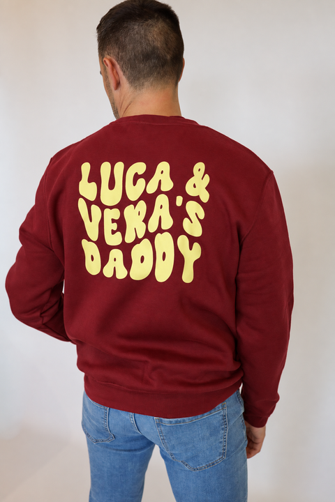 Sudadera Surfer granate con texto amarillo en la espalda