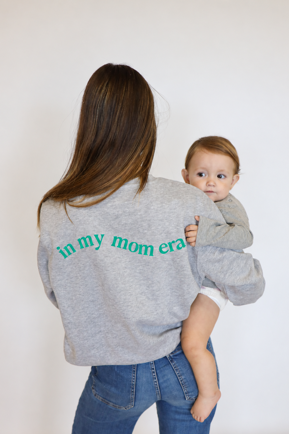 Sudadera Ondas gris con frase verde en la espalda