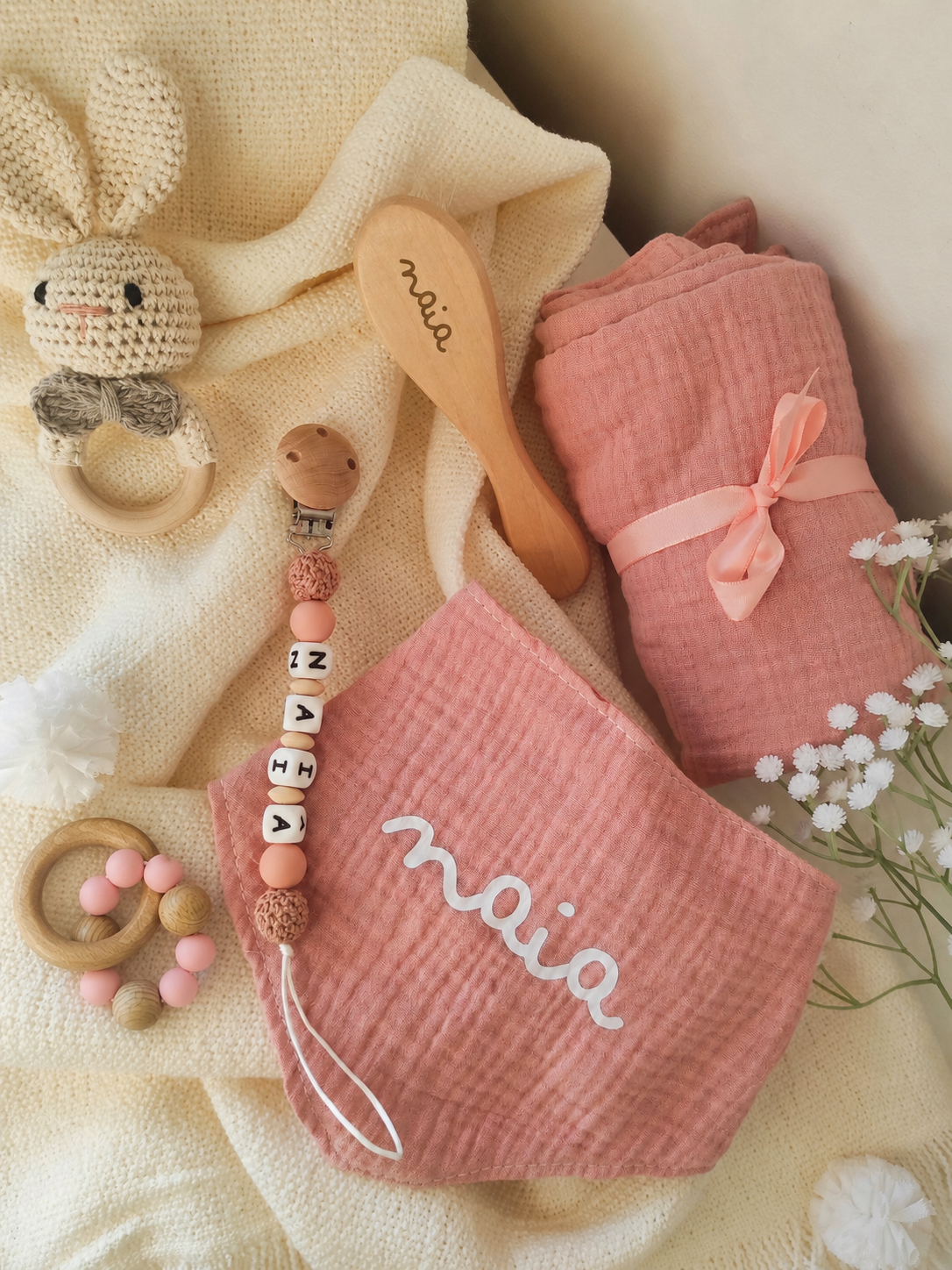 Pack New Born con conejo, muselina rosa, cepillo y chupetero personalizados