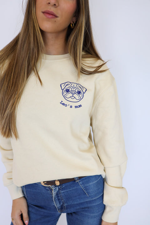 Detalle de la personalización de mascota en sudadera beige