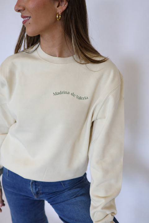 Detalle de la frase en el pecho de la sudadera Ondas beige